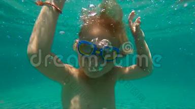 小男孩在游泳池里潜水和泡泡泡时的慢镜头